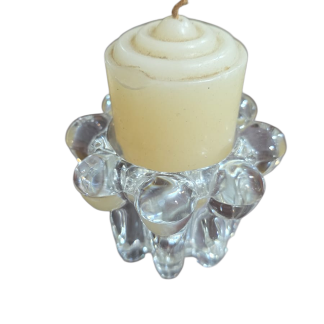 Antigo castiçal de cristal com vela