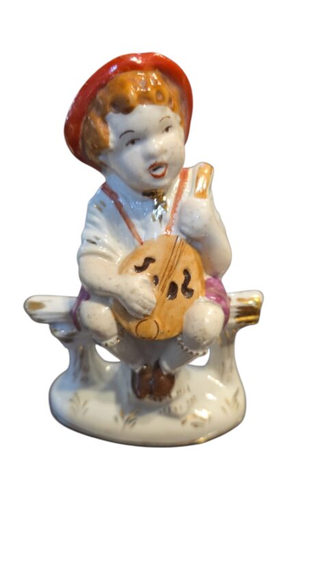 Antiga escultura de porcelana