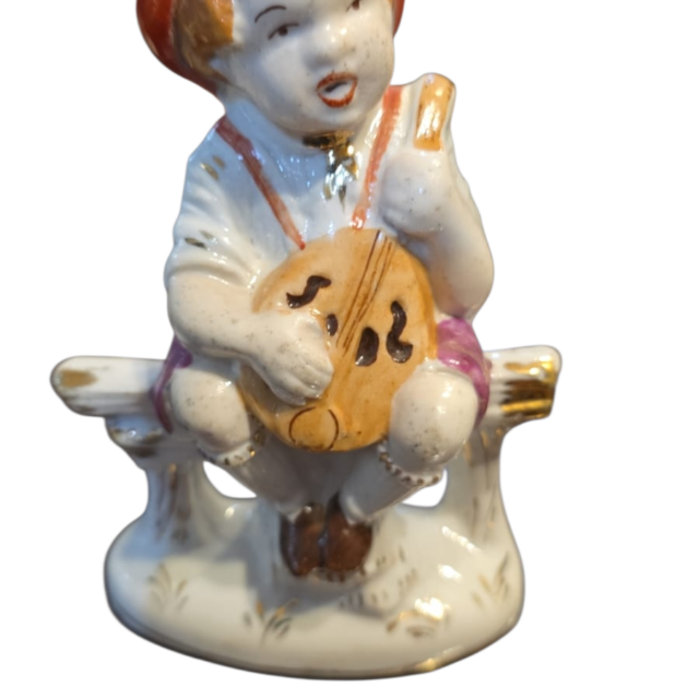 Antiga escultura de porcelana