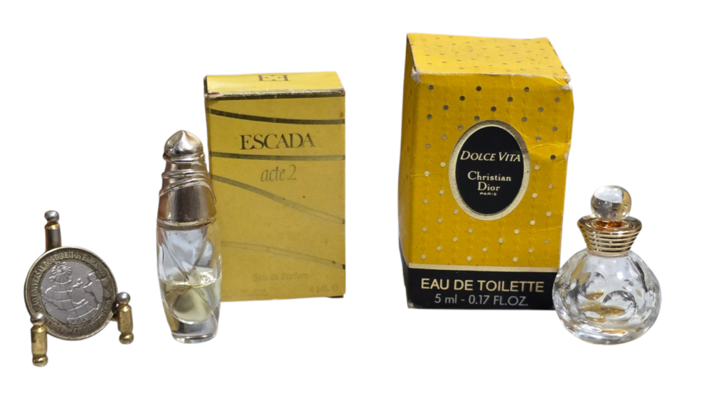 Par de frascos de perfumes franceses na caixa original