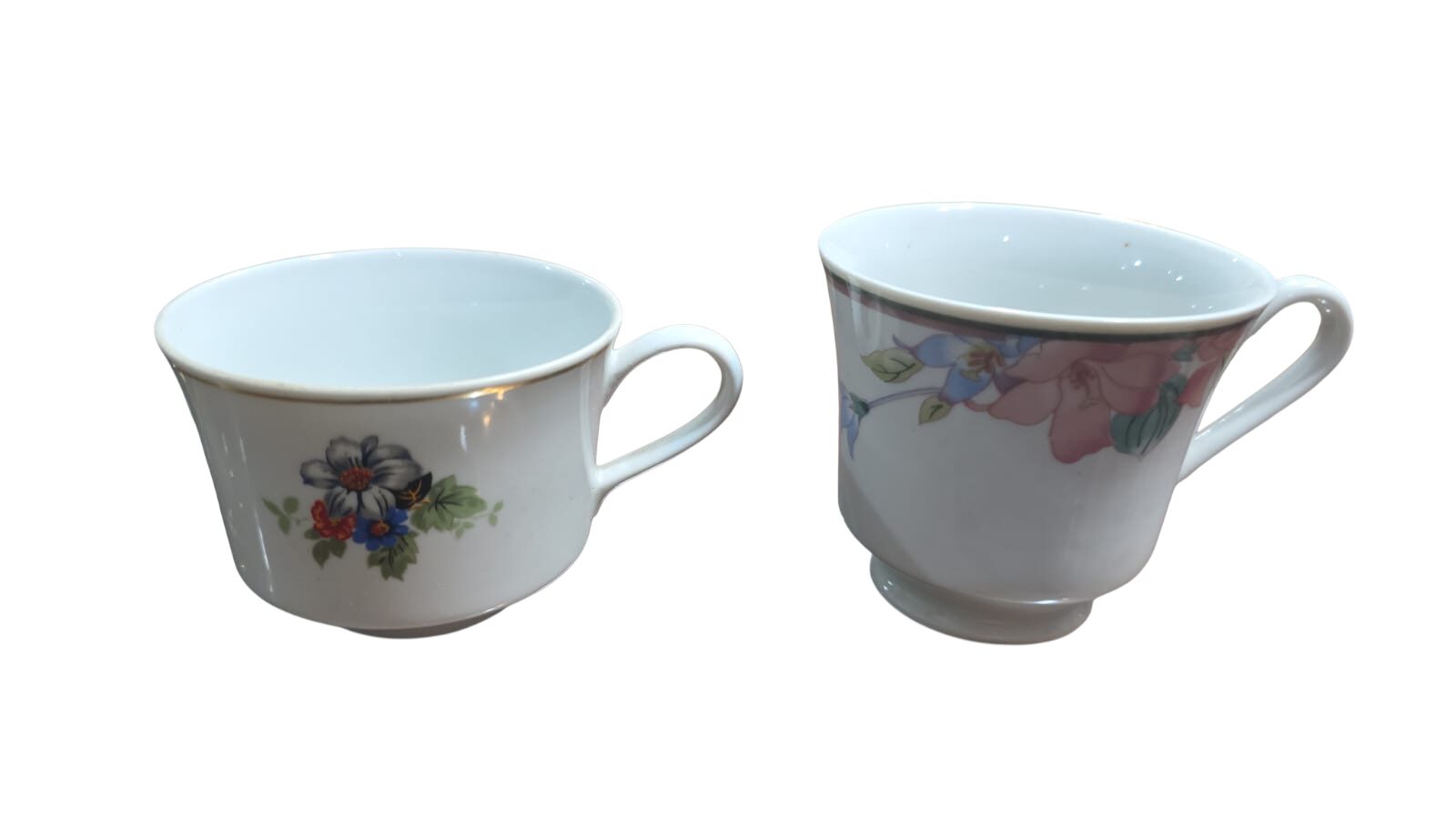 Par de xícaras de chá com motivos florais