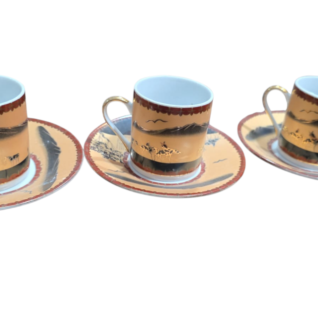 Xícaras de café de porcelana com bela arte e dourações. (valor unitário)