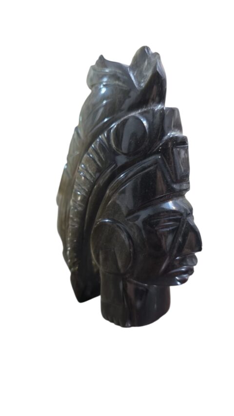 Cabeça de pedra, arte de povos antigos originários