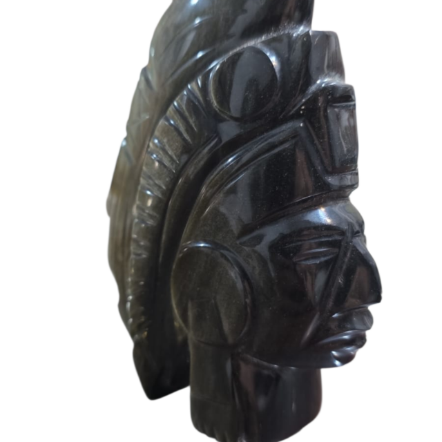 Cabeça de pedra, arte de povos antigos originários