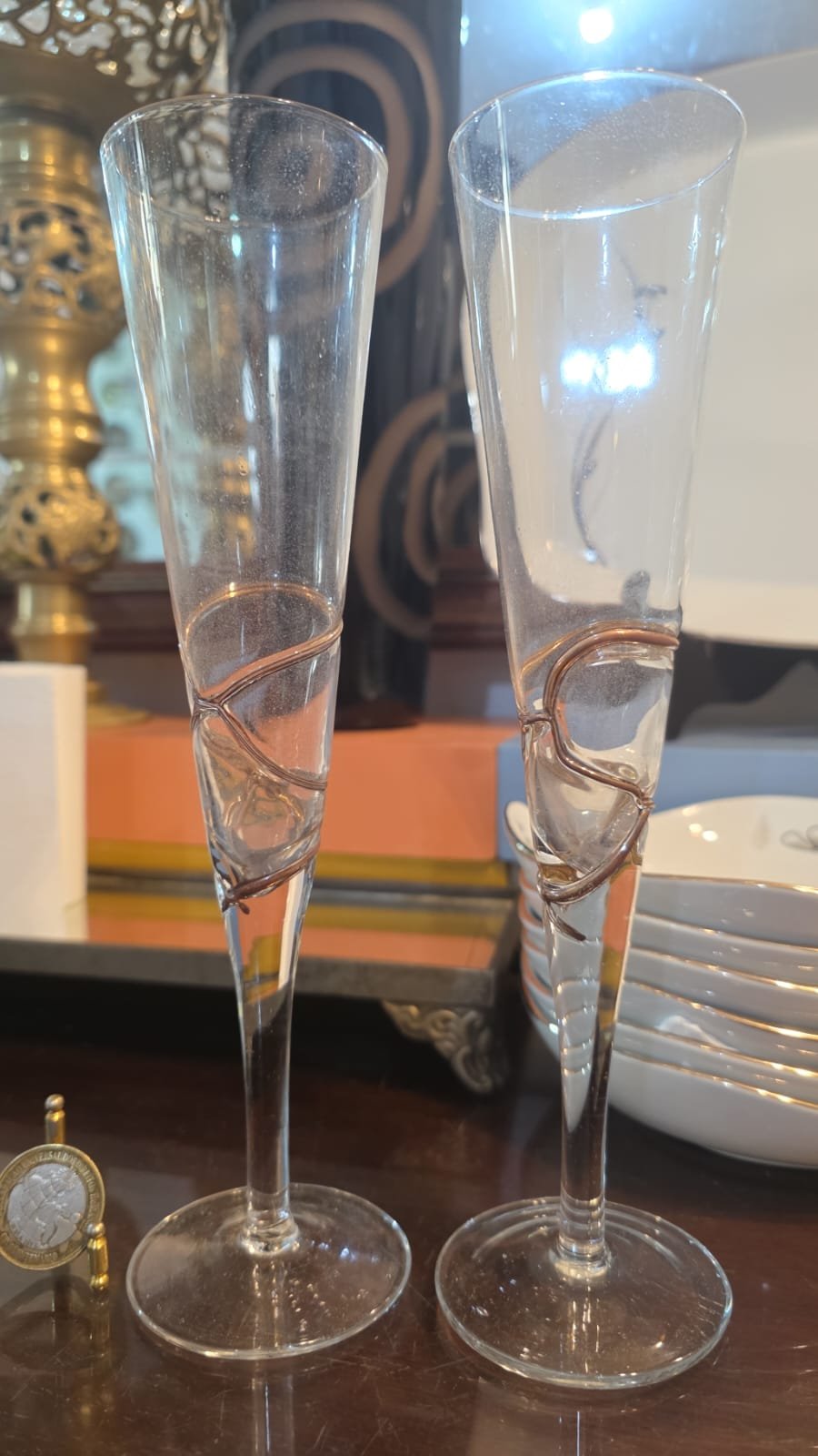 Elegantes taças de cristal com relevos dourados - Imagem 2