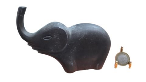 Antiga escultura representando Elefante de metal, arte rupestre