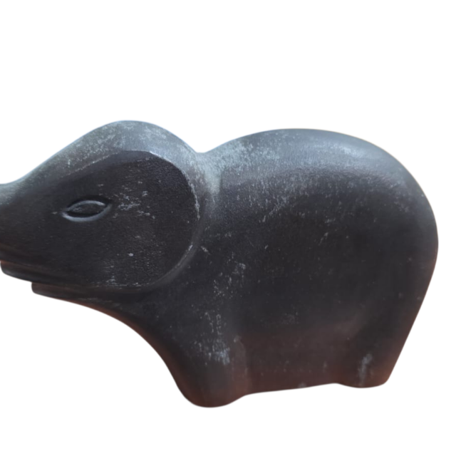 Antiga escultura representando Elefante de metal, arte rupestre