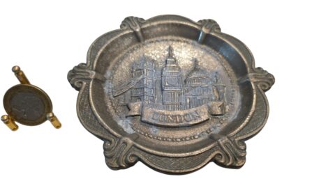 CinzeiroDecoração inglesa ricamente ornamentada com bela arte