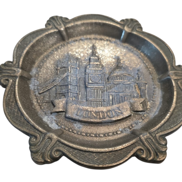 CinzeiroDecoração inglesa ricamente ornamentada com bela arte