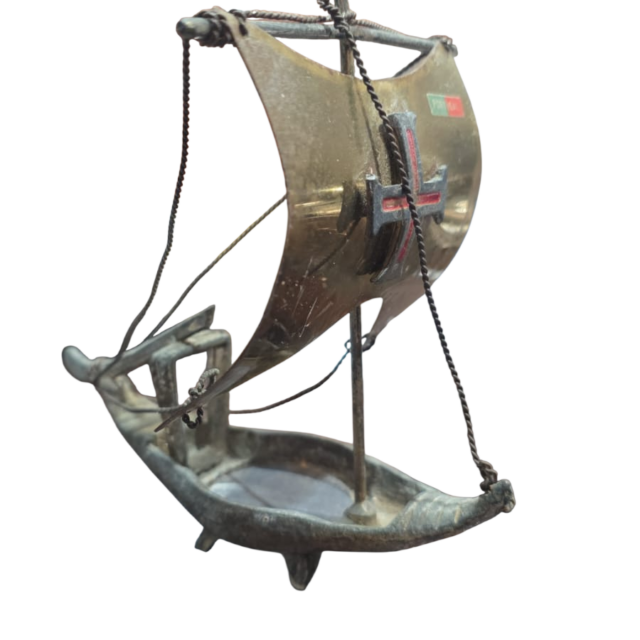 Antiga Caravela portuguesa em bronze