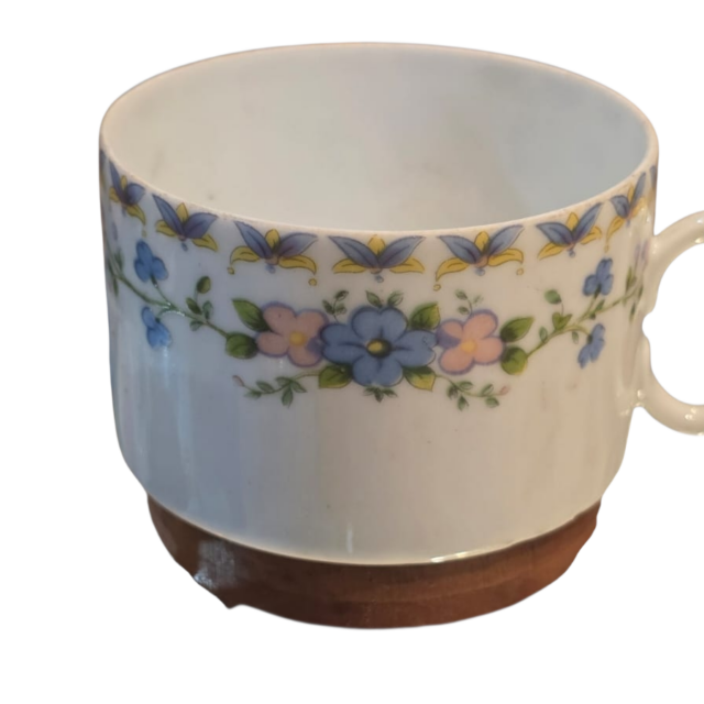 Xícara de chá em porcelana Renner, motivos florais