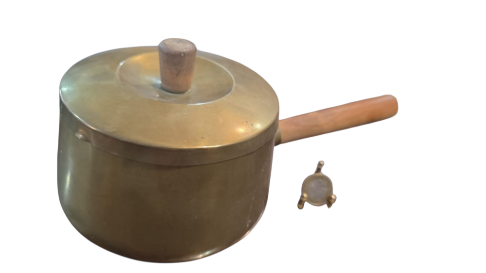 Panela antiga de metal e cabo e pega e madeira
