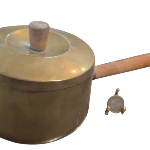 Panela antiga de metal e cabo e pega e madeira