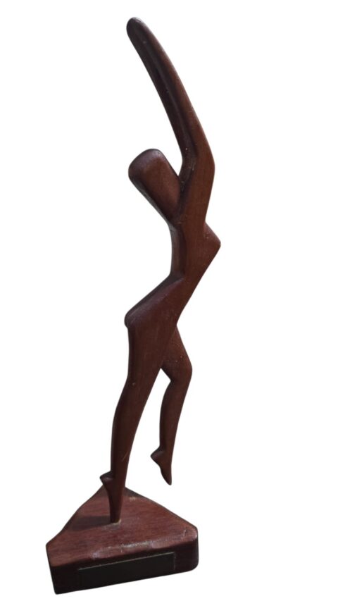 Escultura de dançarina de madeira