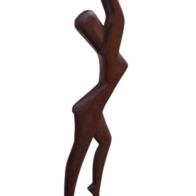 Escultura de dançarina de madeira