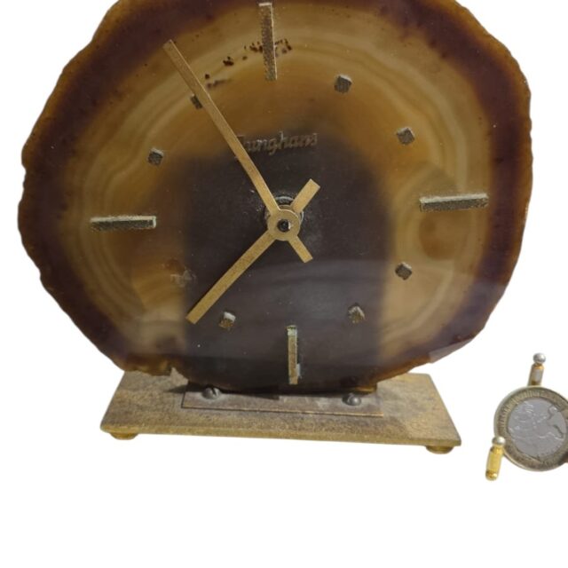 Relógio de pedra com base de bronze