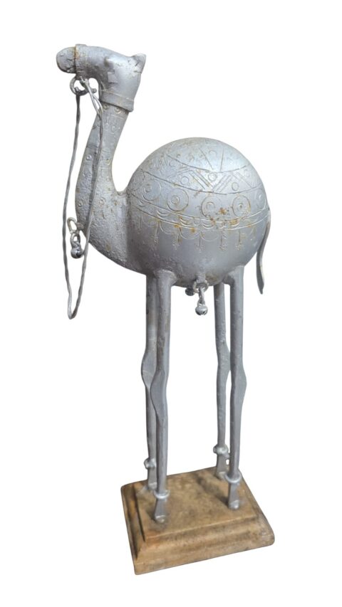Escultura de dromedário de metal