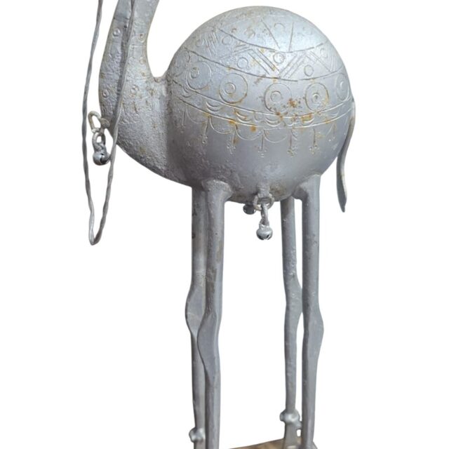 Escultura de dromedário de metal