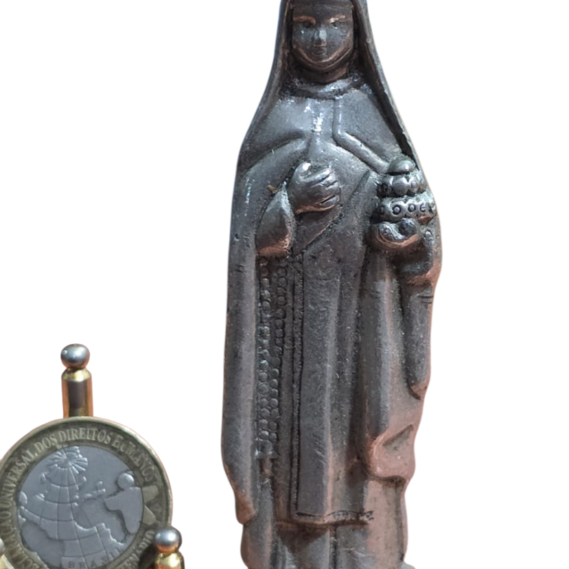 Antiga escultura sacra de metal