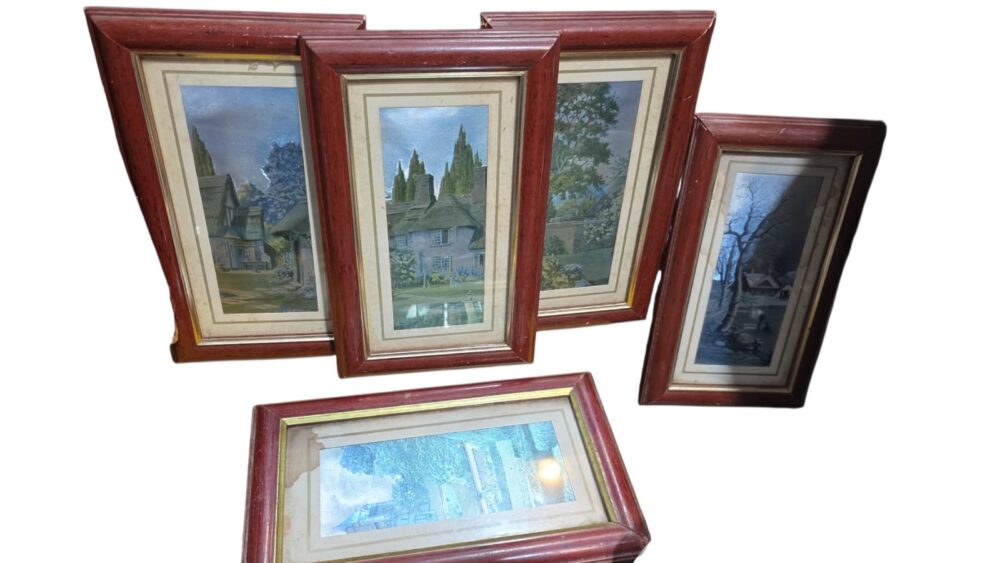 Coleção com cinco quadros antigos com efeito metalizado
