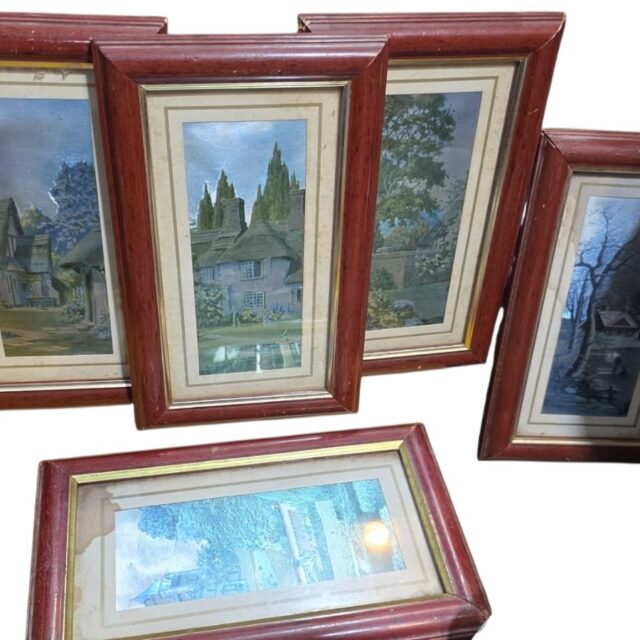 Coleção com cinco quadros antigos com efeito metalizado