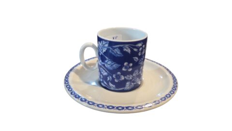 Xícara (MESBLA) de café com pires (EMANO) em Porcelana