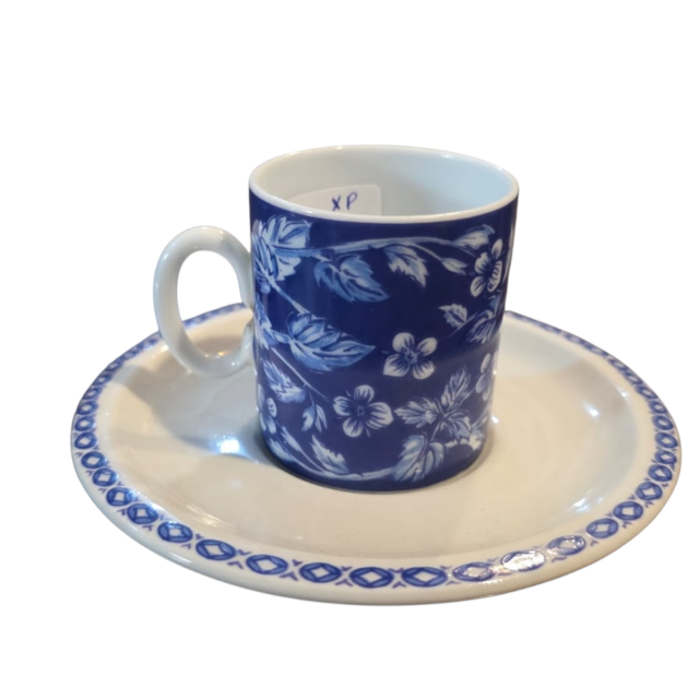 Xícara (MESBLA) de café com pires (EMANO) em Porcelana