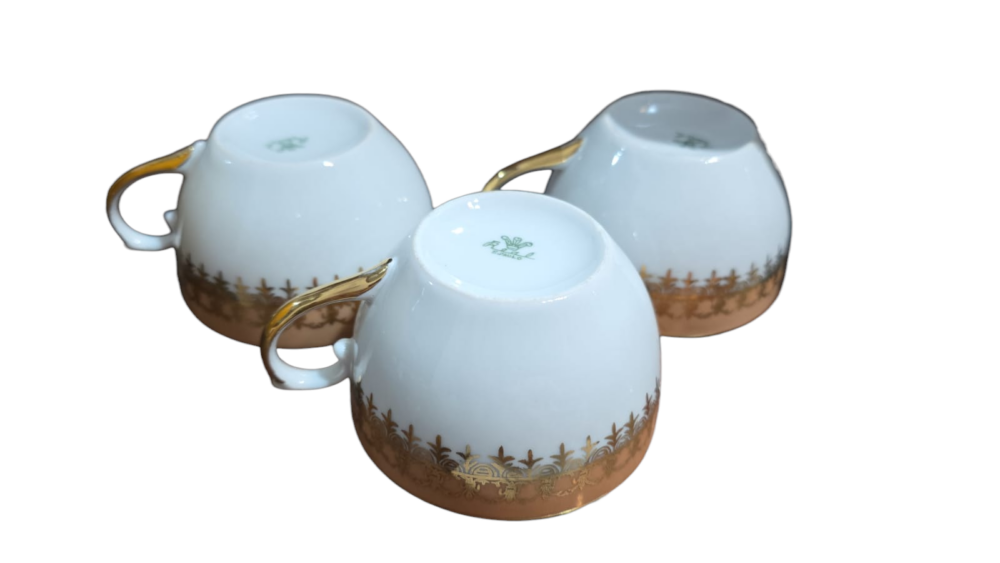Xícaras de chá porcelana Real, bela arte e dourações. (valor unitário)