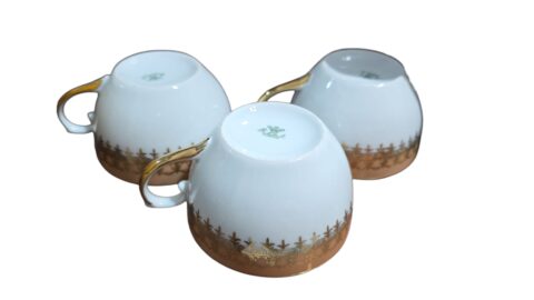 Xícaras de chá porcelana Real, bela arte e dourações. (valor unitário)
