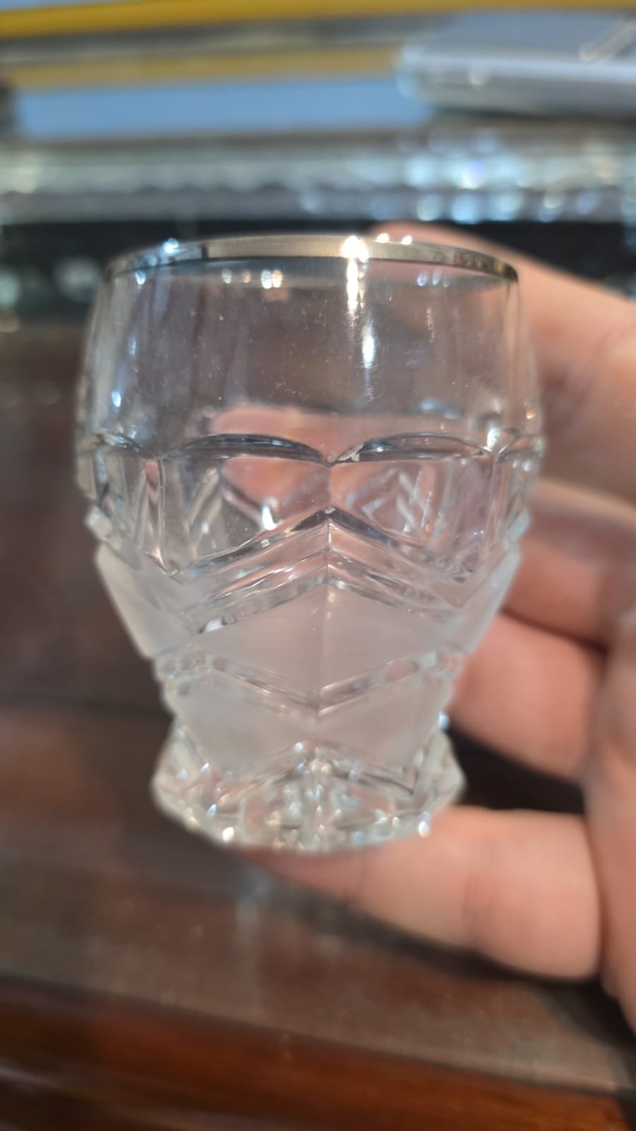 Elegantes e pequenos copos de cristal - Imagem 3