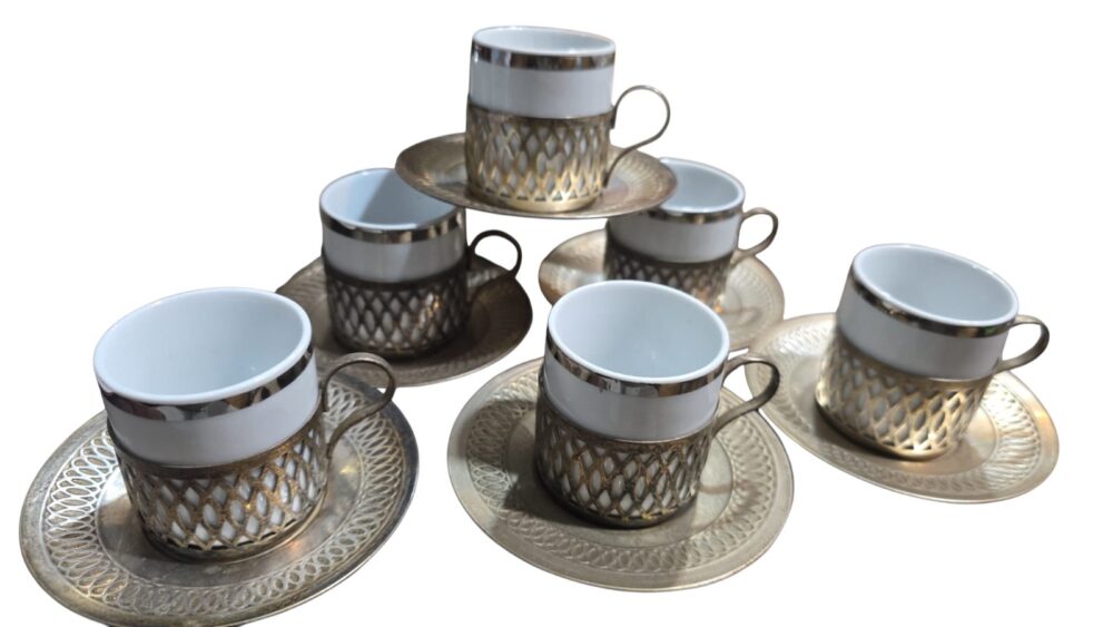 Belíssima xícaras de porcelana com base espessurada a prata. (valor unitário)