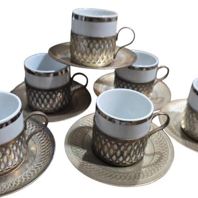 Belíssima xícaras de porcelana com base espessurada a prata. (valor unitário)
