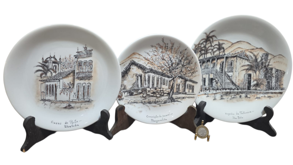 Trio de porcelanas antigas pintadas a mão com lugares históricos do Brasil