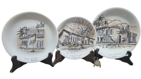 Trio de porcelanas antigas pintadas a mão com lugares históricos do Brasil