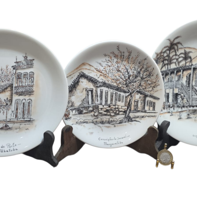 Trio de porcelanas antigas pintadas a mão com lugares históricos do Brasil