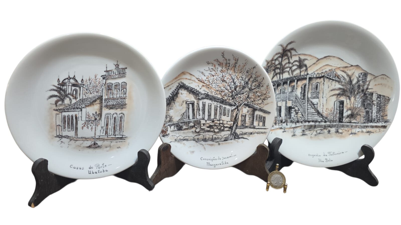 Trio de porcelanas antigas pintadas a mão com lugares históricos do Brasil