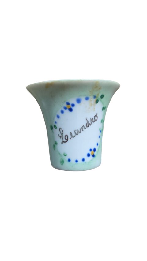 Antigo copinho infantil de porcelana com nome Leandro
