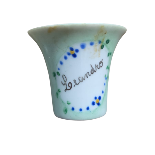 Antigo copinho infantil de porcelana com nome Leandro