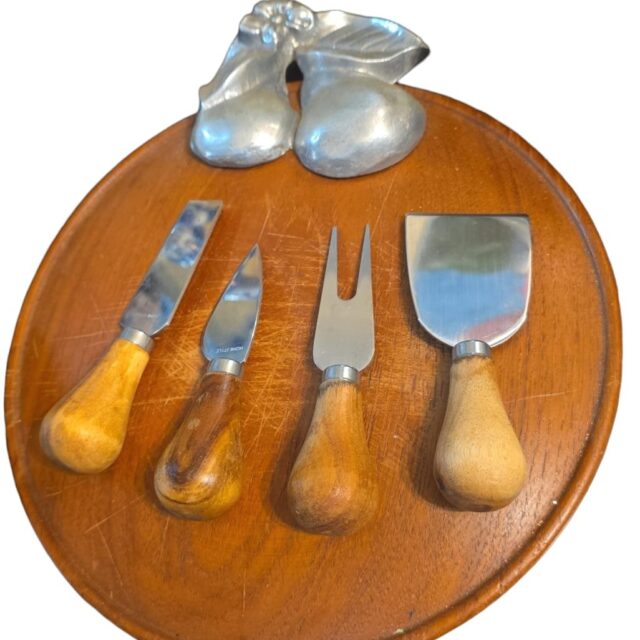 Conjunto tábua de frios de madeira com belo ornamento de metal