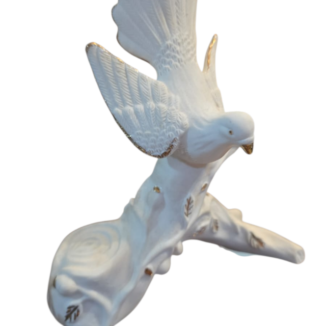Antiga e bela escultura de porcelana
