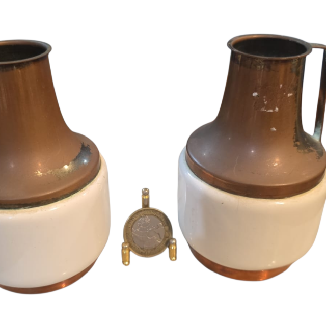 Par de vasos de cobre e faiança