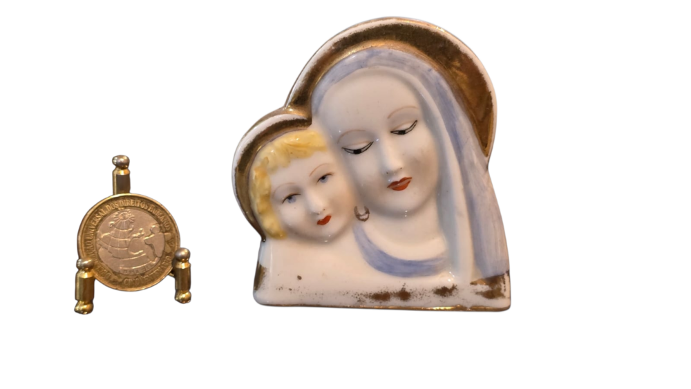 Antiga arte sacra em porcelana pintada à mão