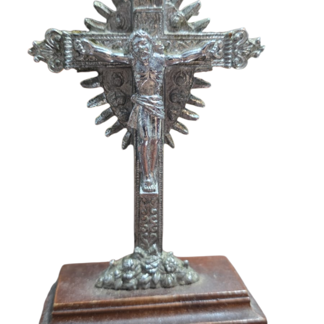 Sacro de metal com base de madeira