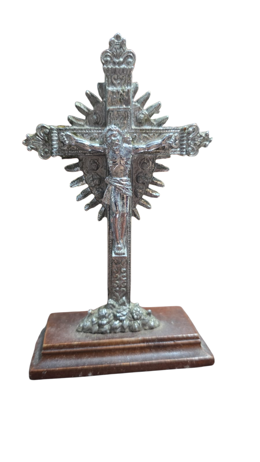 Sacro de metal com base de madeira