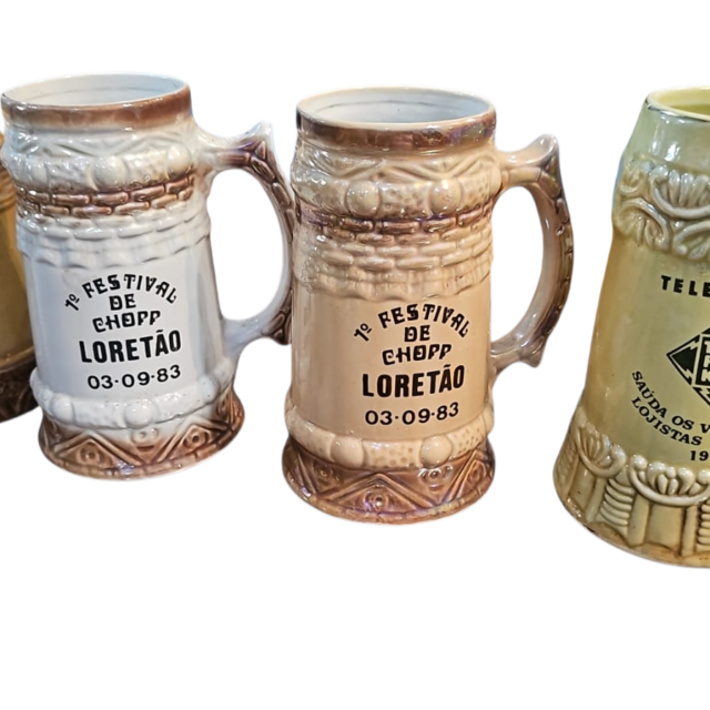 Conjunto de antigas canecas grandes
