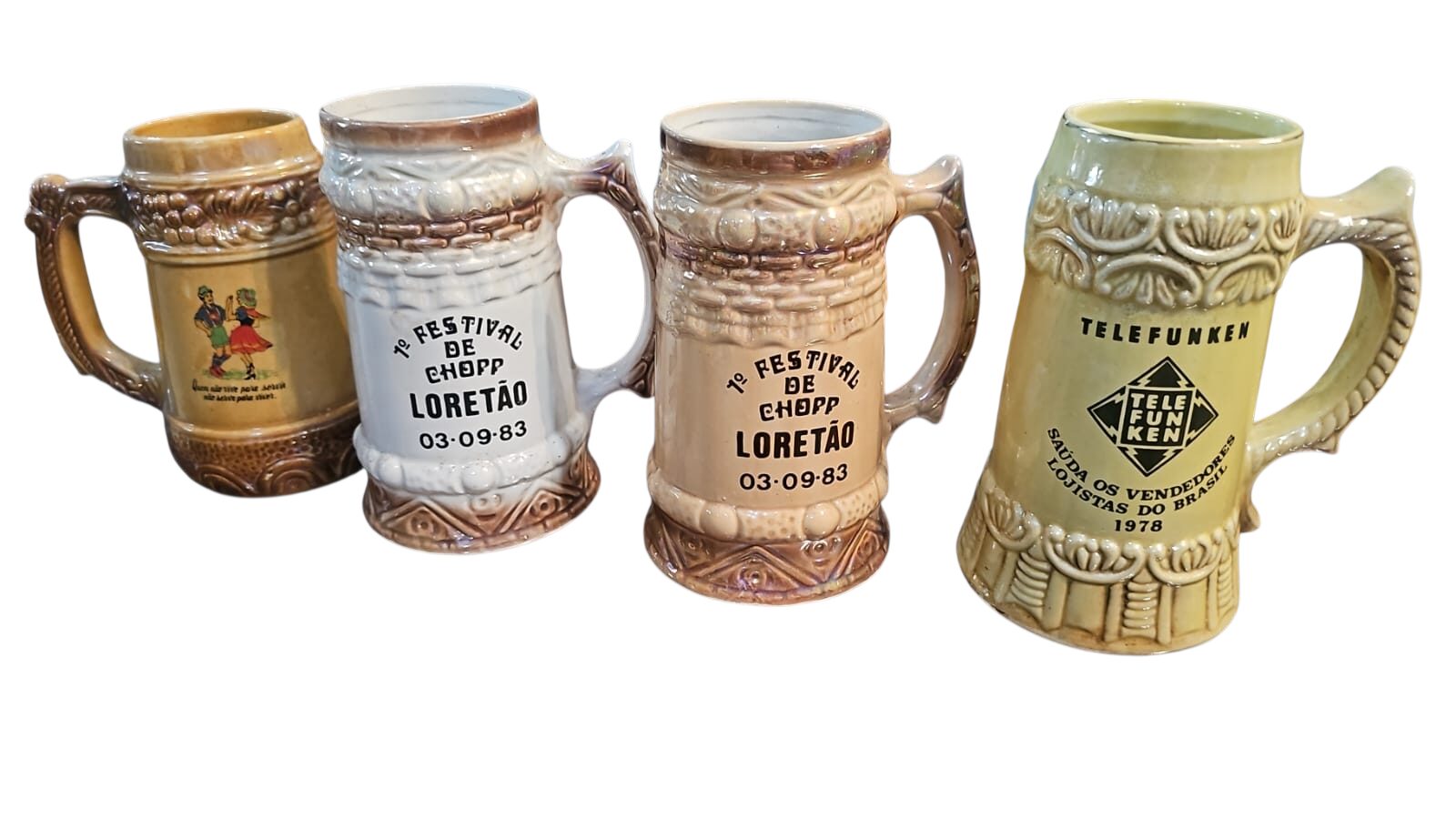 Conjunto de antigas canecas grandes