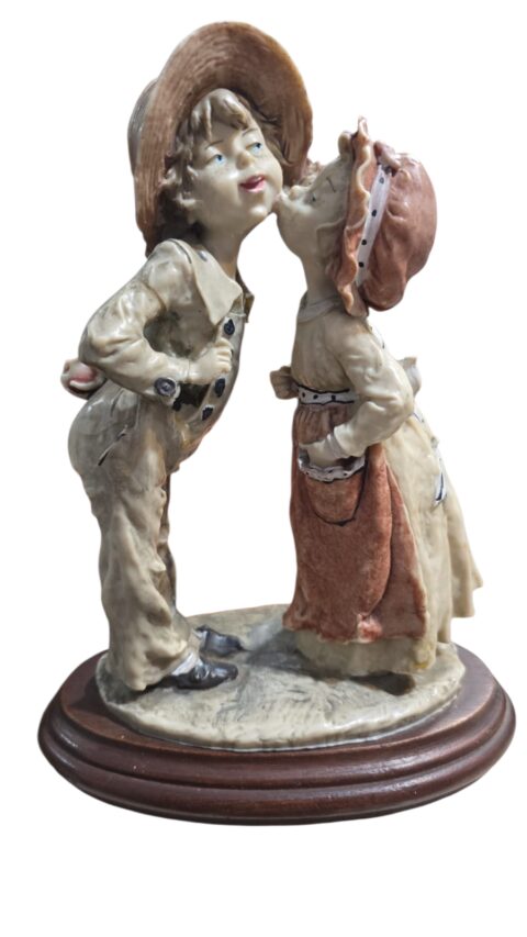 Antiga e grande escultura italiana com base de madeira