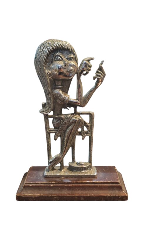 Antiga escultura em metal com base em madeira