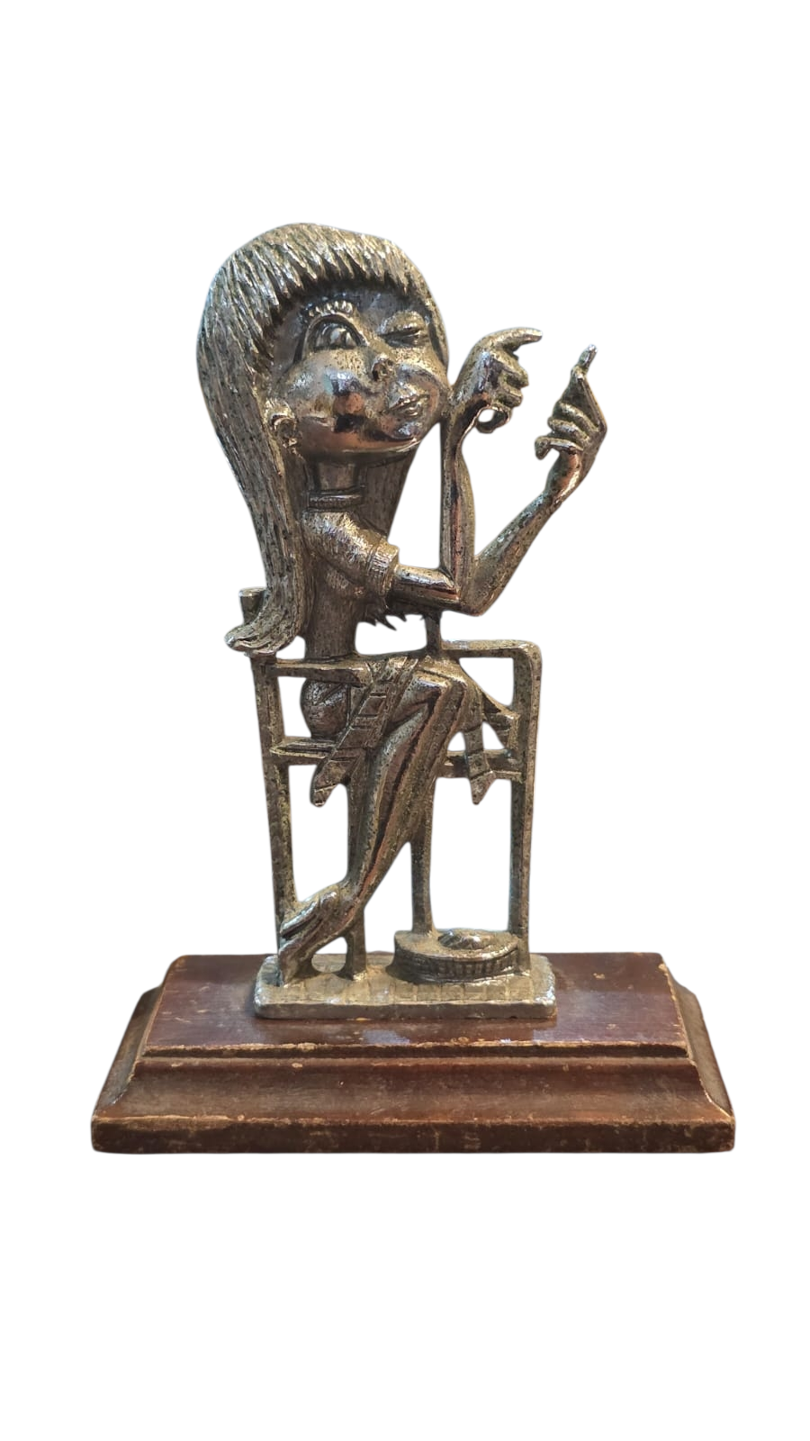 Antiga escultura em metal com base em madeira