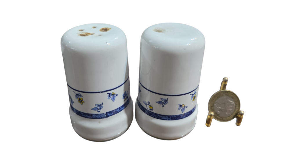 Par de antigos saleiro e paliteiro de porcelana